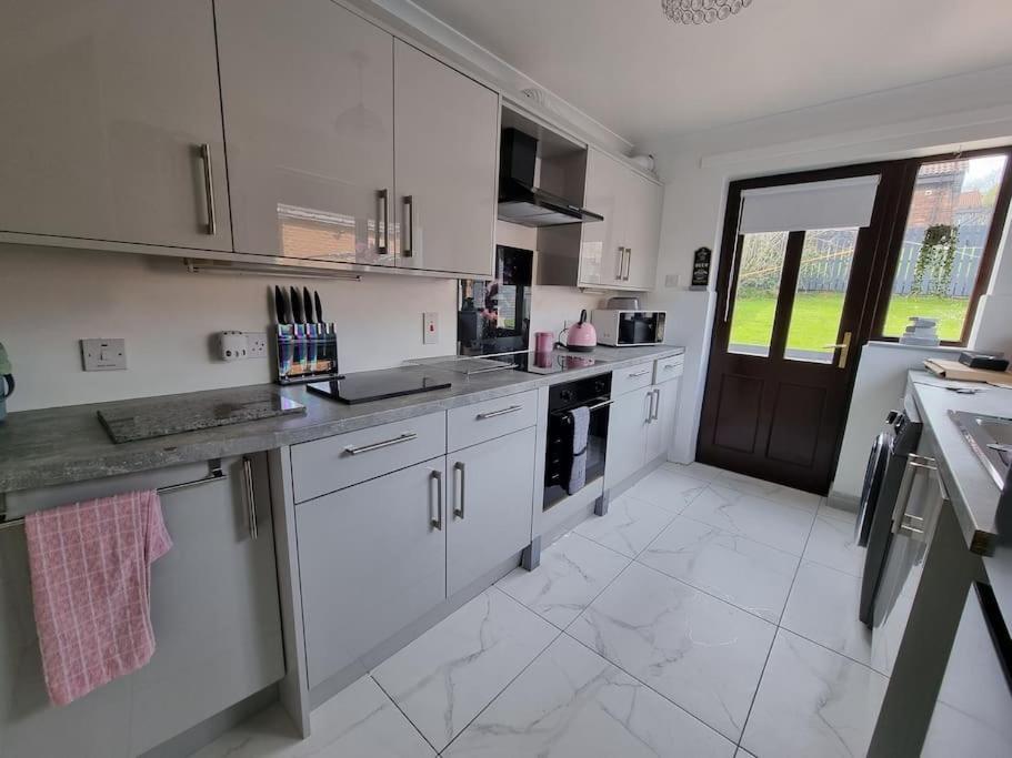 Spacious House City Skyline And Mountain Views Close Too Belfast Centre And Airports Free Parking المظهر الخارجي الصورة