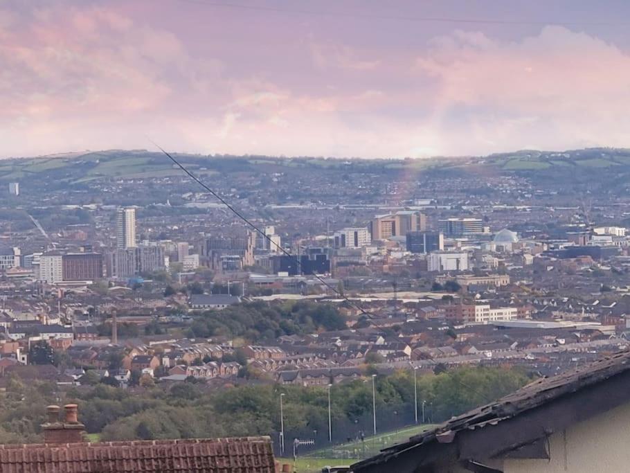 Spacious House City Skyline And Mountain Views Close Too Belfast Centre And Airports Free Parking المظهر الخارجي الصورة