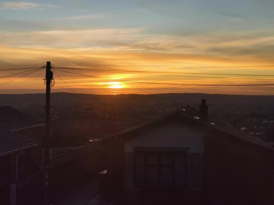 Spacious House City Skyline And Mountain Views Close Too Belfast Centre And Airports Free Parking المظهر الخارجي الصورة